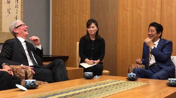 Appleティム・クックCEO、安倍晋三元首相を追悼。2016年には笑顔で会談 - iPhone Mania