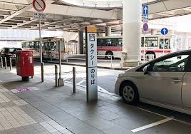 舛添要一氏、駅タクシー乗り場の設計を批判　「利用者無視」「時代遅れの国」