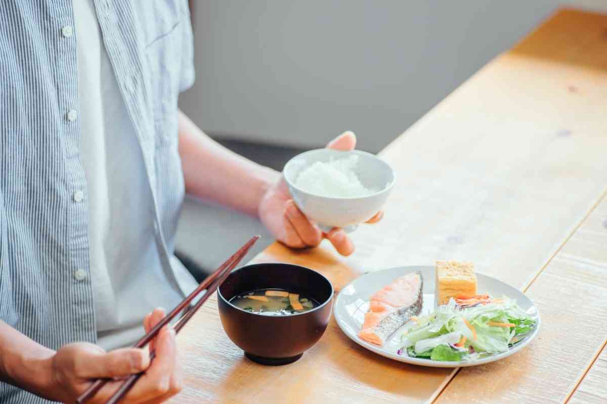 理想と現実にギャップ？ 食卓の品数「理想は3品以上」？ 男女800人に聞く「食卓の品数」のリアル | オトナンサー
