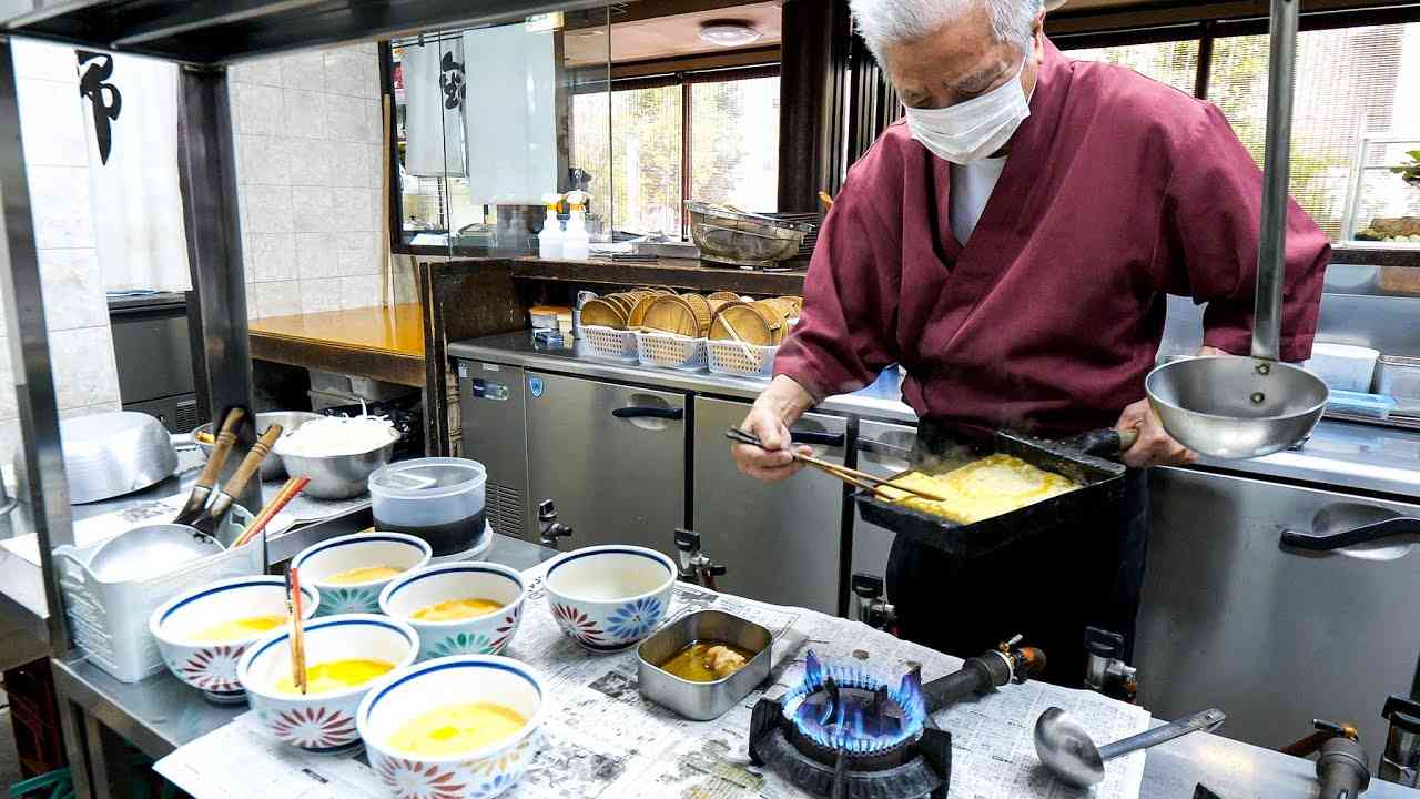 高速どんぶり玉子ラッシュ！！老舗うどん屋の職人達による神がかり的な熟練スキル丨Japanese Noodles Restaurant - YouTube
