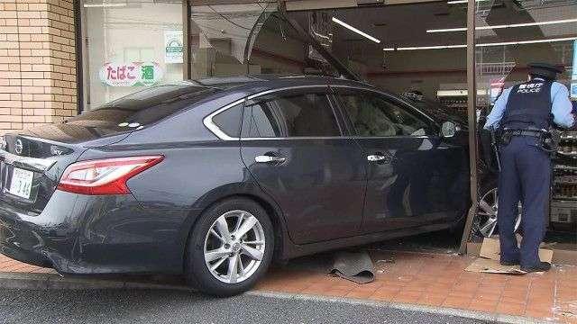 高齢男性が運転「靴ひもが...」 コンビニに車突っ込む 東京・足立区