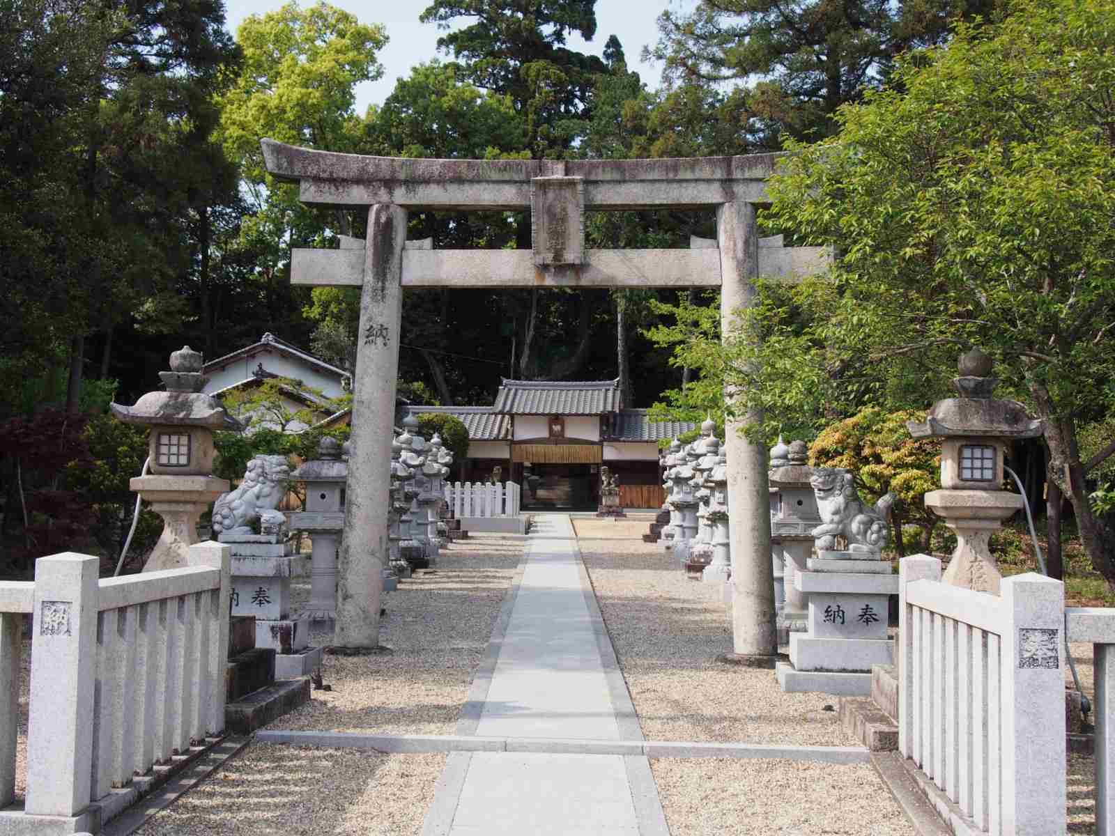 【山上八幡神社】「秀吉ゆかりの杉」のある神社は古墳に囲まれる  |  奈良まちあるき風景紀行