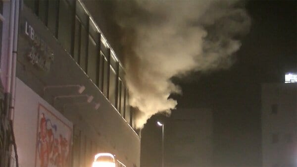 消火活動中の消防隊員が死亡　繁華街の飲食店で火事