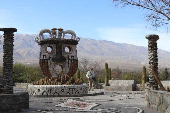 「アステカの古代神へのいけにえ」として生き埋めにされた男性が自力で脱出して生還（ボリビア）