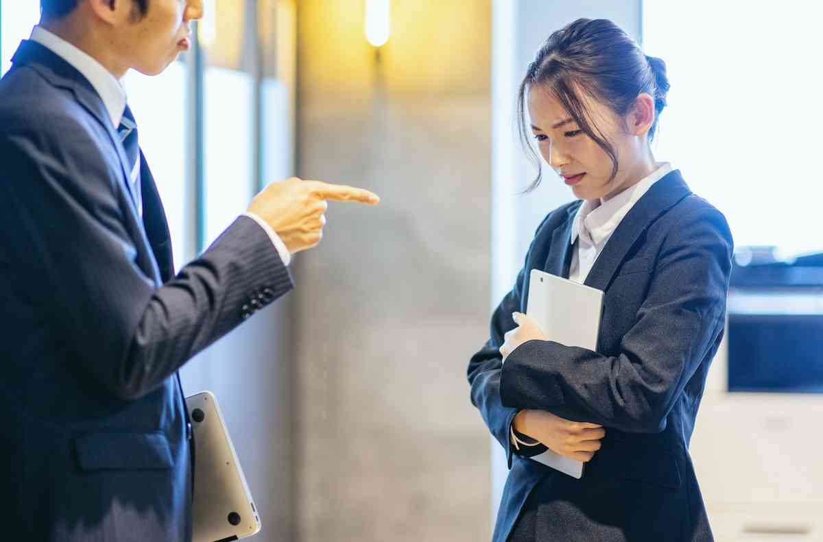 男女546人に聞いた「パワハラだと思う行為」 2位「異性に対する差別発言」、1位は？