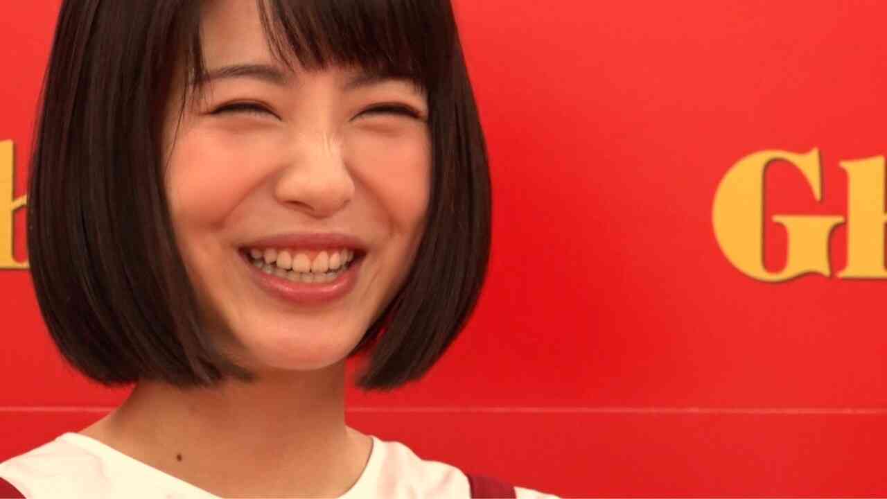 浜辺美波“ダブルピース”で誕生日報告、22歳の抱負も