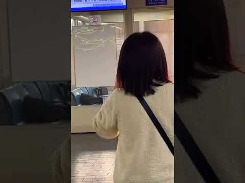 【WADADAハム集団の次はこれか...】駅の待合室でTikTokの撮影を行う迷惑JK... #shorts - YouTube