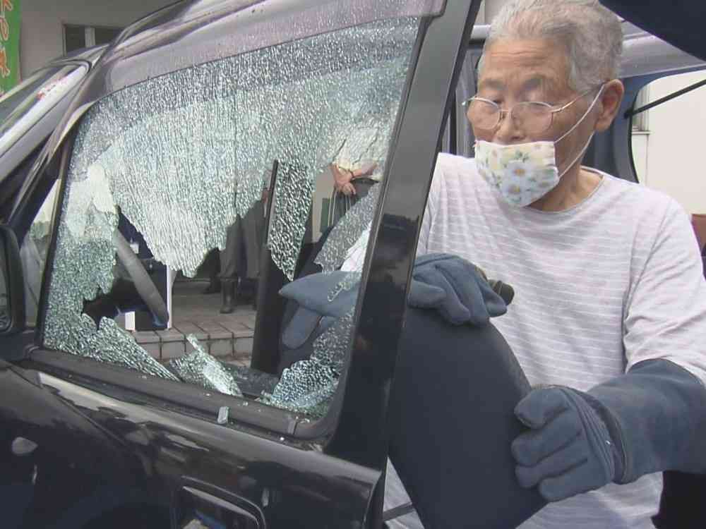 77歳女性も窓ガラスを“簡単に割れる”…車水没時の脱出方法は？車内にある“アレ”を使って警察官が伝授 | 東海テレビNEWS