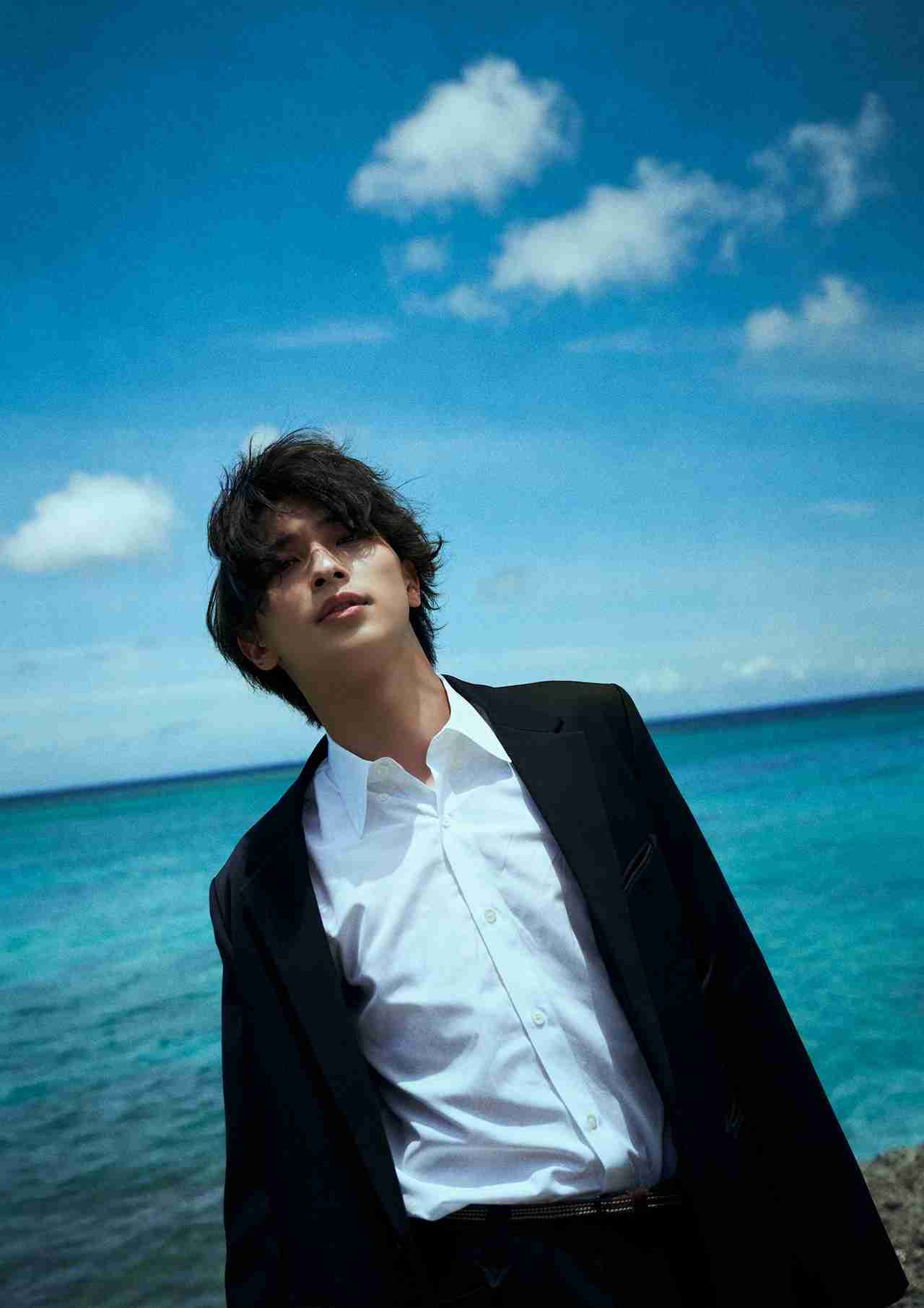 横浜流星の2023年カレンダーは沖縄で撮り下ろし、大自然に抱かれ解放される