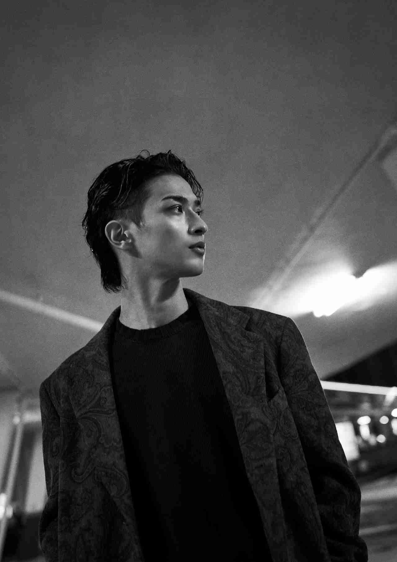 横浜流星の2023年カレンダーは沖縄で撮り下ろし、大自然に抱かれ解放される