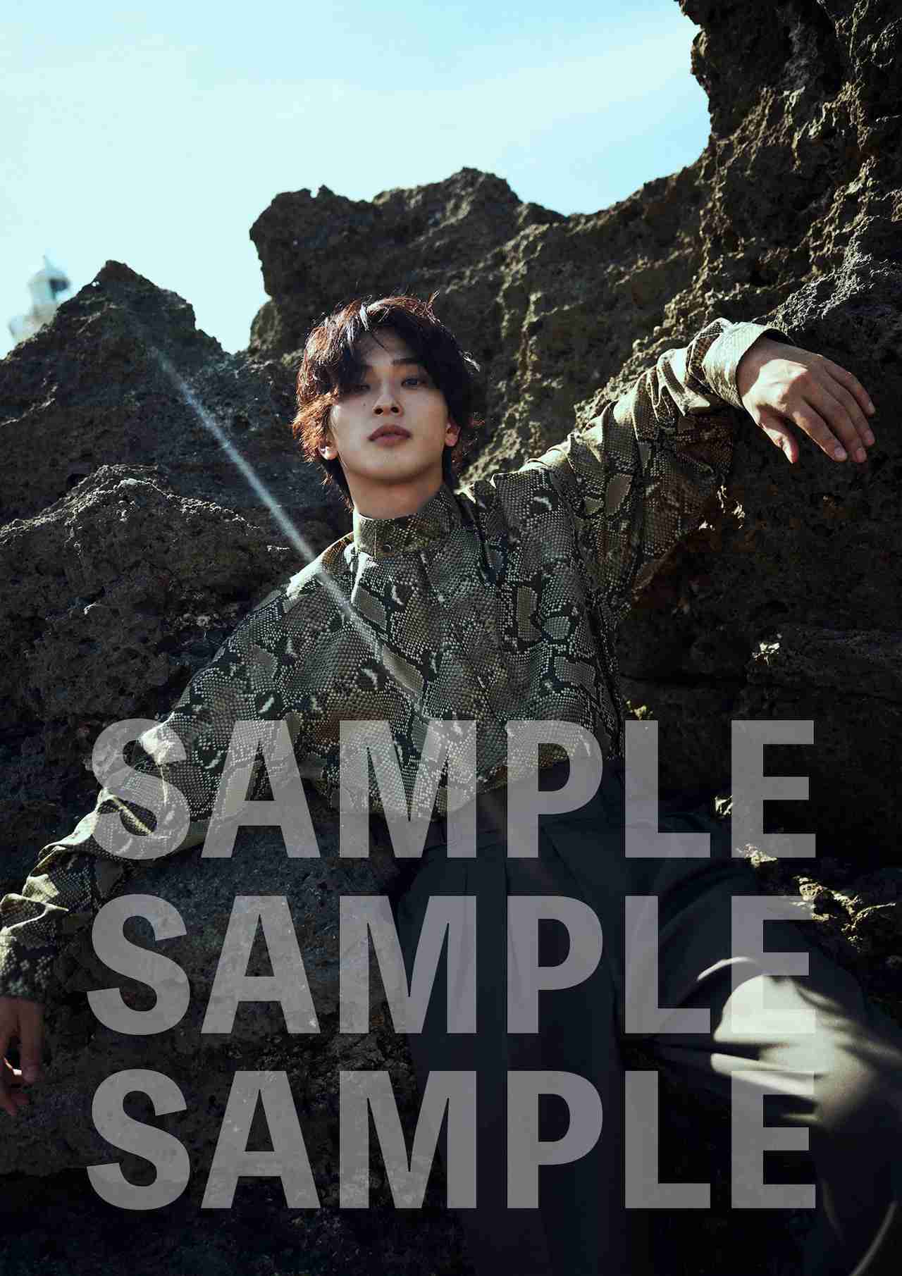 横浜流星の2023年カレンダーは沖縄で撮り下ろし、大自然に抱かれ解放される