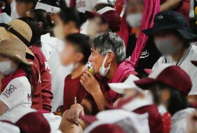 熊本県議が禁煙の甲子園で喫煙　高校野球観戦中、「注意応じず」証言