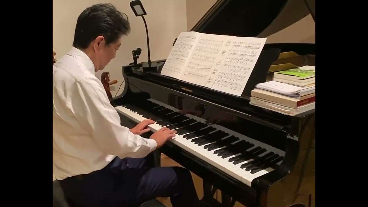 安倍晋三　花は咲くピアノ - YouTube