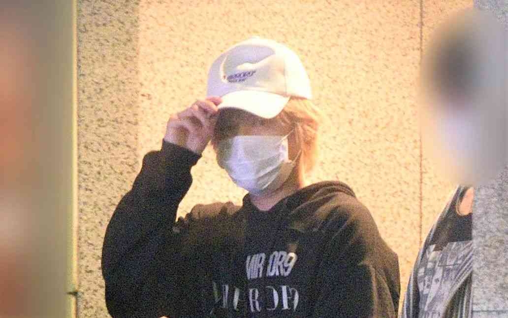 《またもステイホーム破り》NEWS手越祐也　処分直後にラウンジ女性と豪遊泥酔【現場写真】