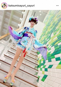 「かつみ・さゆり」さゆり　“超ミニ”水色の浴衣風衣装披露に「乙姫様みたい」「目の保養」「美脚ですね」― スポニチ Sponichi Annex 芸能