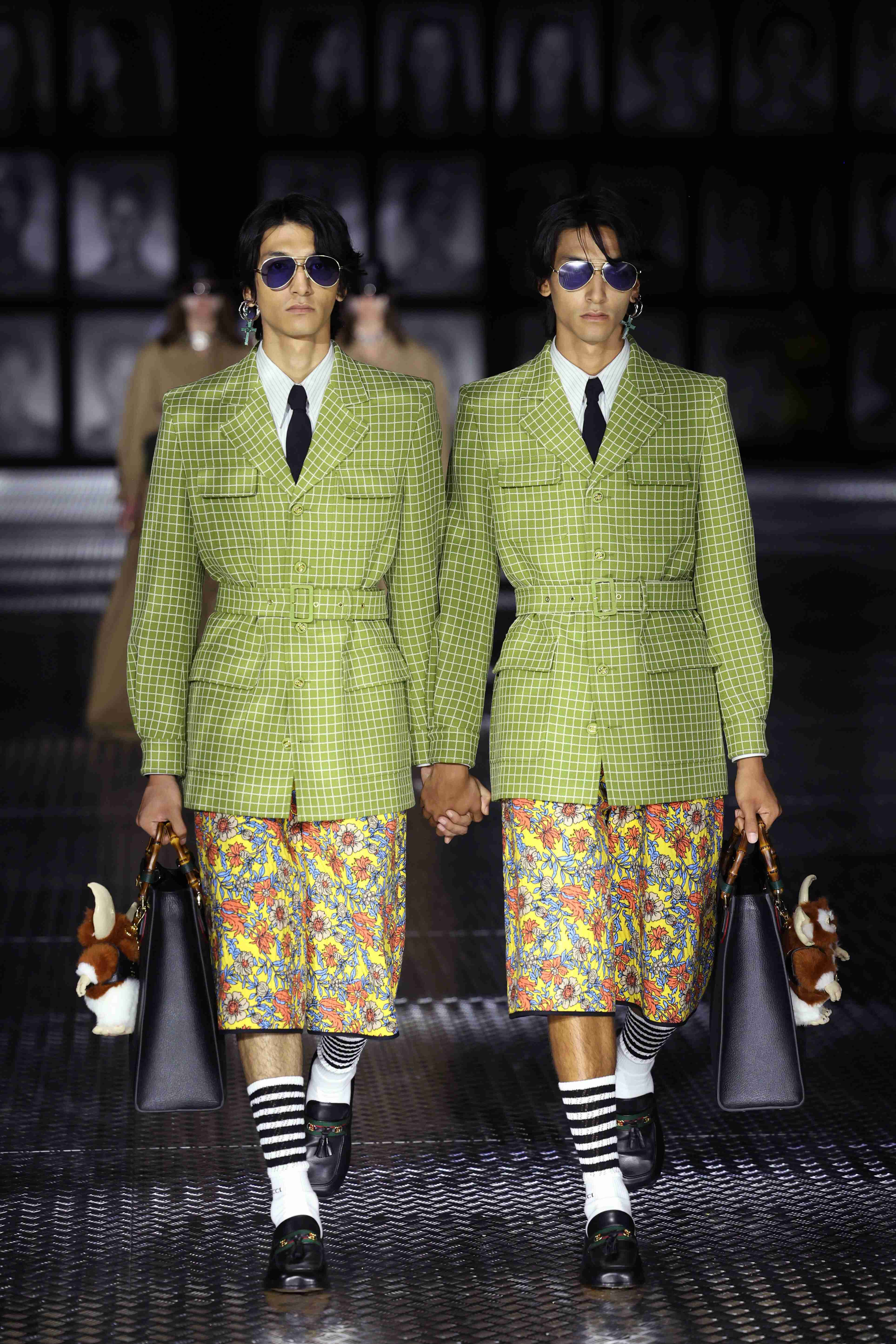 68組の双子モデルに衝撃走る。GUCCIのランウェイで手を繋いで歩く。