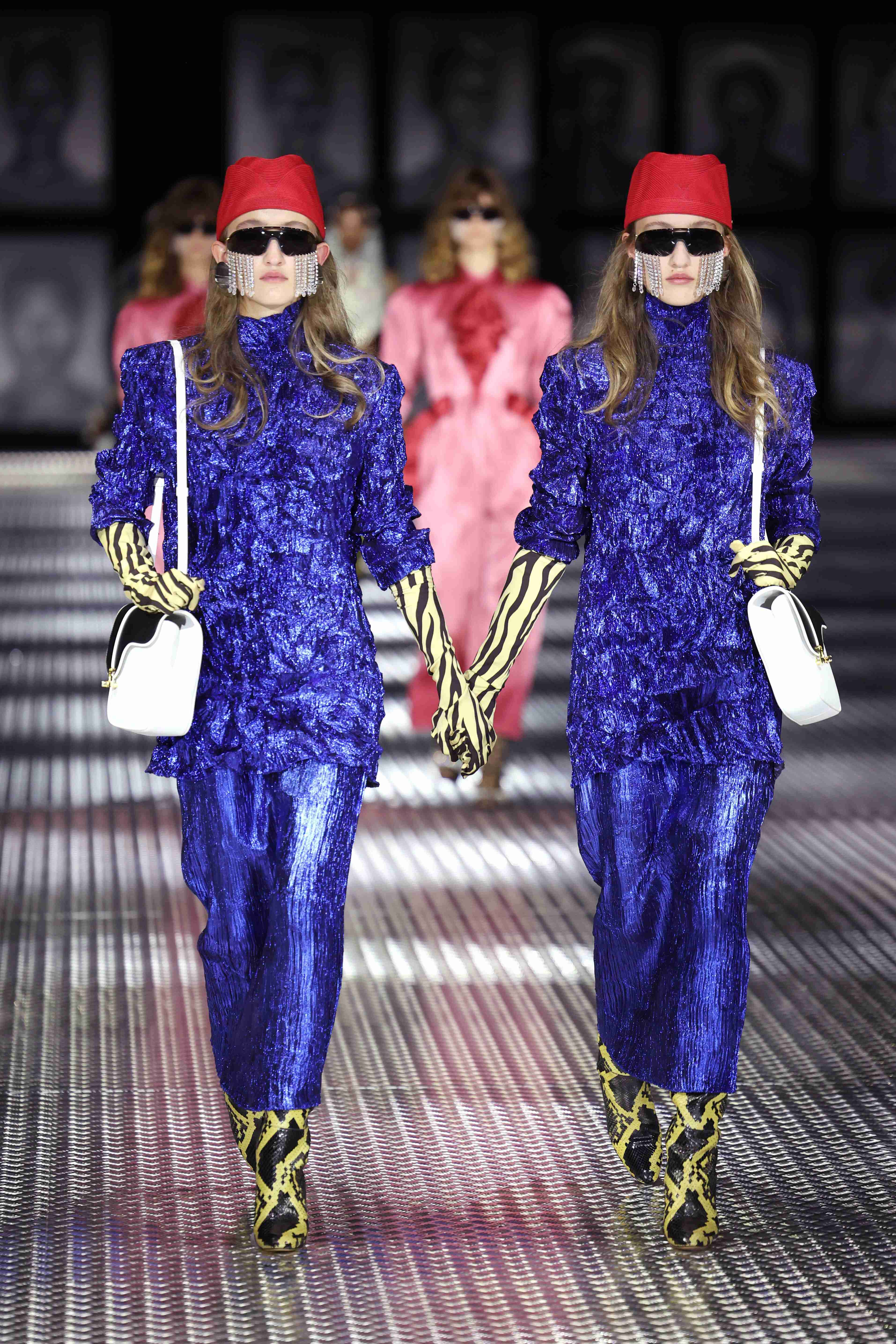 68組の双子モデルに衝撃走る。GUCCIのランウェイで手を繋いで歩く。
