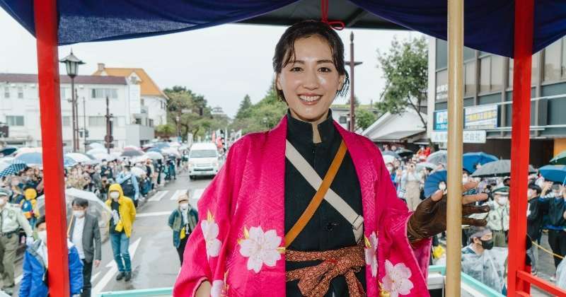 綾瀬はるか、3年ぶり7度目の『会津藩公行列』　会津弁であいさつ「記念の年にまた呼んでくれてありがとなし」  | ORICON NEWS