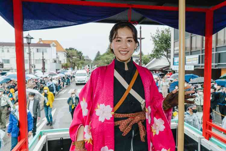 綾瀬はるか、3年ぶり7度目の『会津藩公行列』 会津弁であいさつ「記念の年にまた呼んでくれてありがとなし」