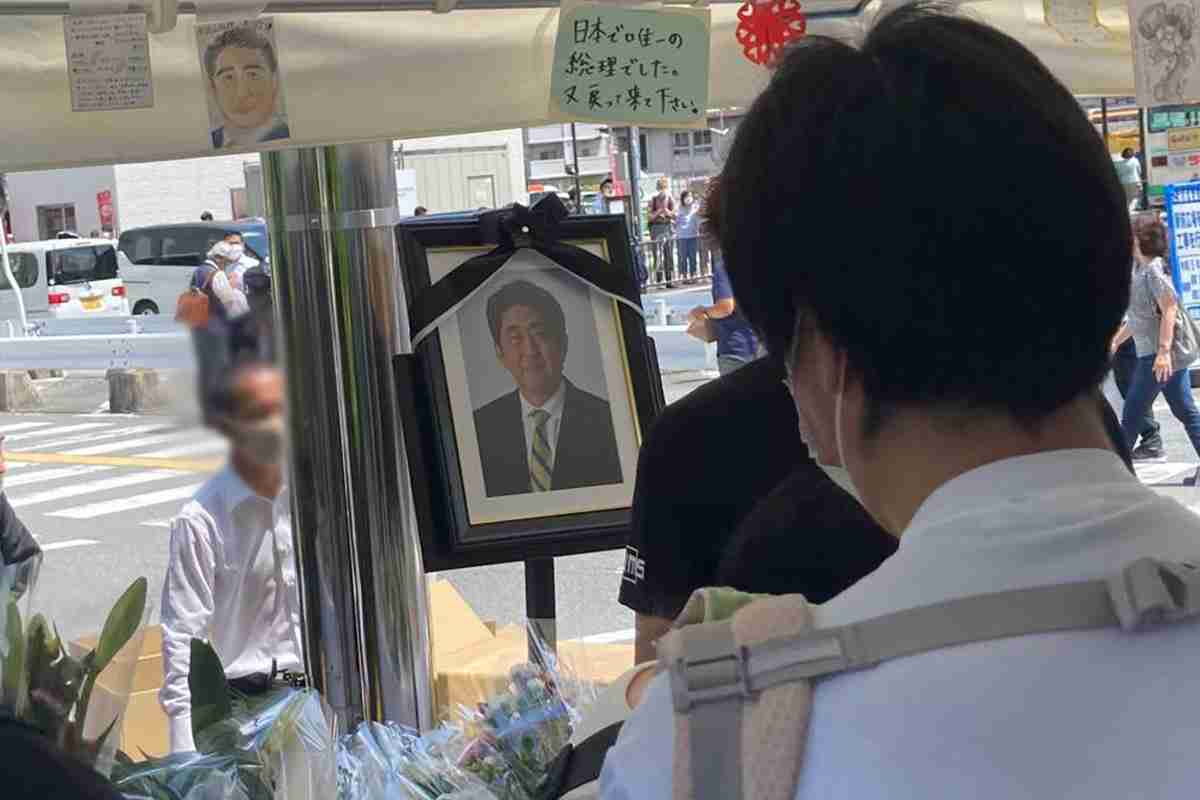 安倍元首相銃撃事件の献花台に10代の参列者多数「物心ついた頃から総理大臣、信頼できる人だった」｜NEWSポストセブン
