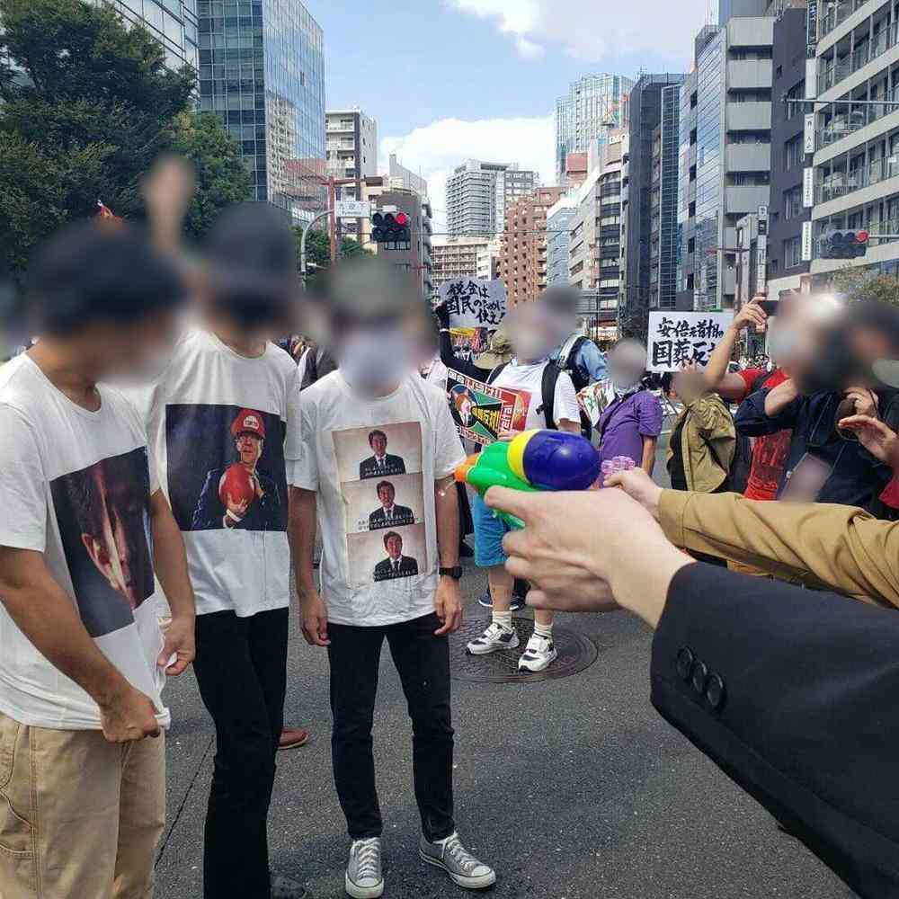 国葬会場前で“安倍元首相の顔面に射的”パフォーマンス…「倫理観ズレすぎ」「ドン引き」と批判殺到（女性自身） - Yahoo!ニュース