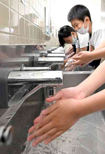 手洗い風景一変、学校で主流は自動水栓に　コロナ禍前の５倍以上　ひねる三角形は少数派？｜総合｜神戸新聞NEXT