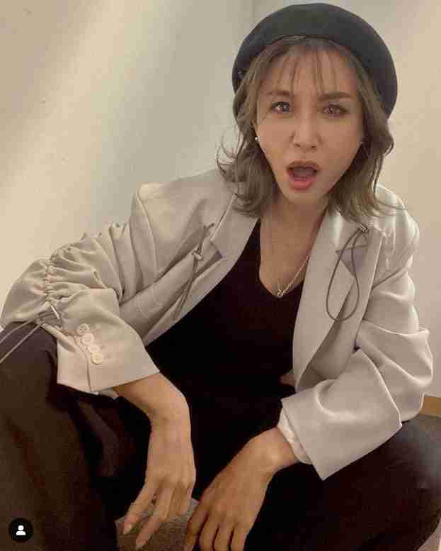 鈴木紗理奈　ヤンキー座りで“円安”メンチ切りショット公開に「姐さんやったれ」「いよ!! 男前」