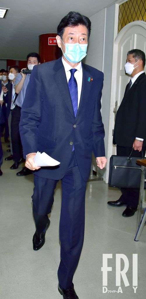食事は肉とサラダ…まだあった! 西村経産相 驚愕の「トリセツ」