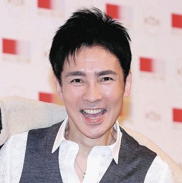 郷ひろみ、2年連続で小倉名物『豚まん』かぶりつき写真公開「持っている姿もかっこ良い」「私も食べたい」（中日スポーツ） - Yahoo!ニュース
