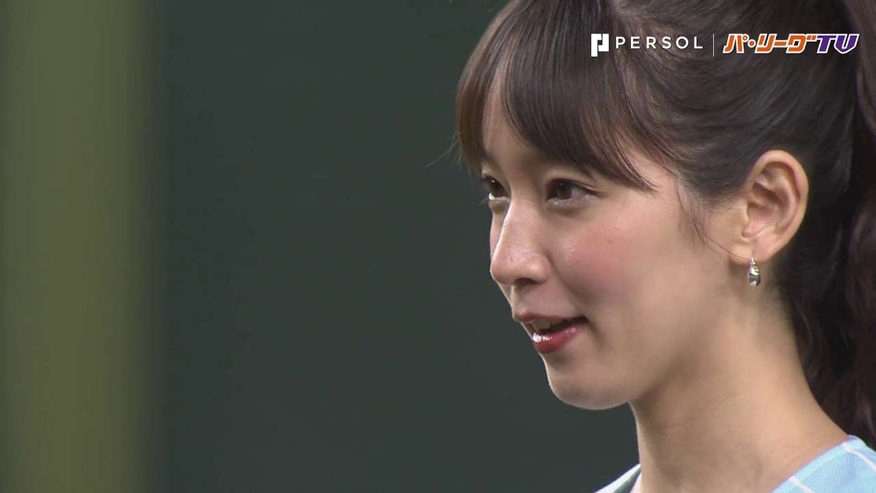 緊張感が伝わってきます…吉岡里帆さんの投球に大注目!! - YouTube
