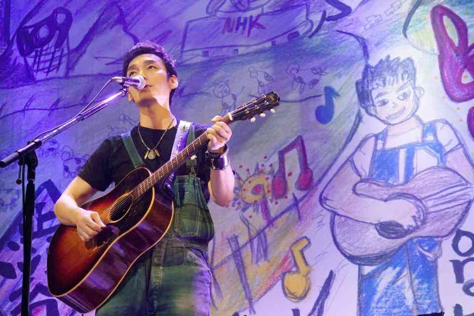 草なぎ剛「ゴメン！ボロボロ」　3年ぶり弾き語り公演、巨大自作アートの前で熱唱