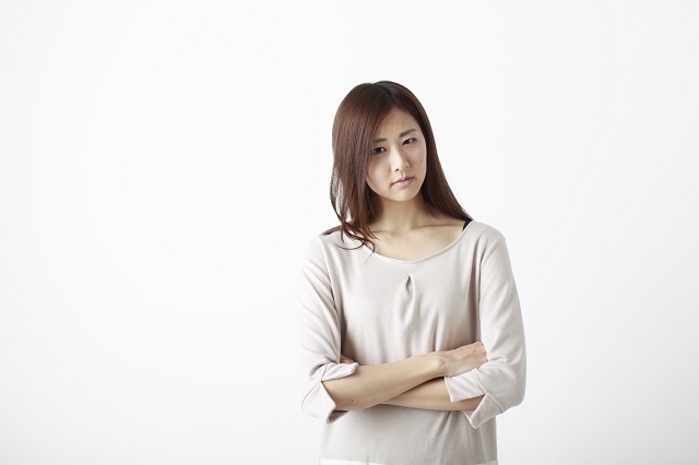 「結婚式をやるから来て」→招待状届かず、SNSで式の報告 「呼ぶ気がないなら連絡してくんな」と憤る女性