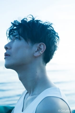 佐藤健、2023年カレンダー発売が決定 瀬戸内を舞台に日常から解き放たれた表情で魅了
