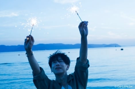 佐藤健、2023年カレンダー発売が決定 瀬戸内を舞台に日常から解き放たれた表情で魅了