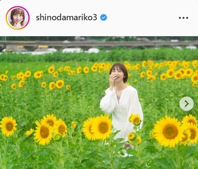 篠田麻里子、ひまわり畑で白ワンピース姿の写真公開に反響「向日葵がこんなにも似合う人いない」
