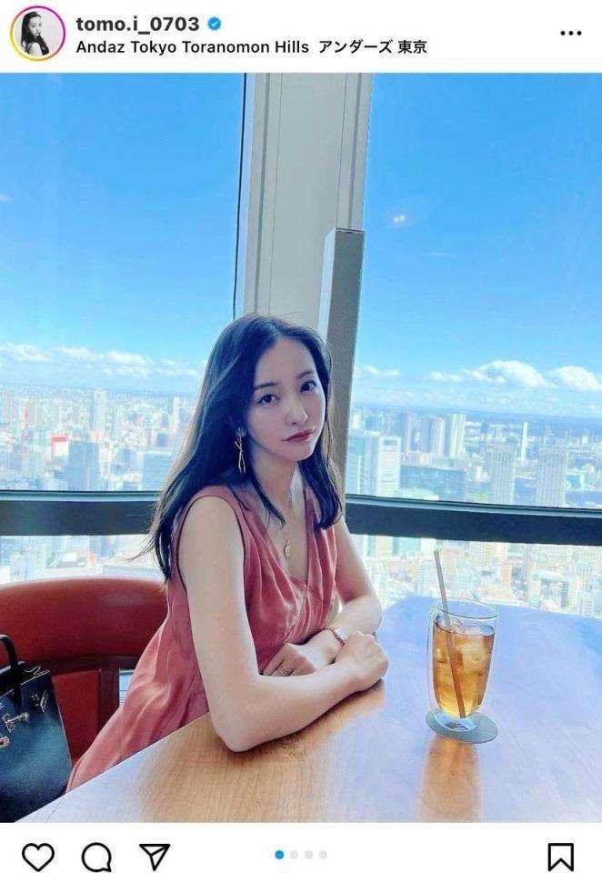 板野友美　絶景ホテルの高層階で「夏よ、さよなら」　胸元開いた妖艶なワンピ姿が「アンニュイ」と話題
