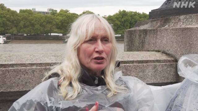 イギリス エリザベス女王 一般の弔問前に 会場近くに長い列