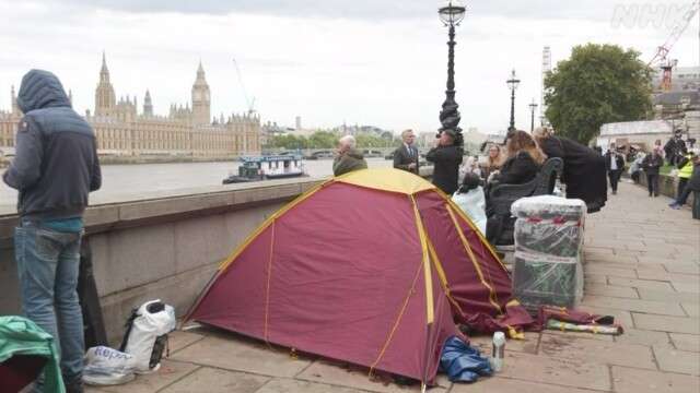 イギリス エリザベス女王 一般の弔問前に 会場近くに長い列