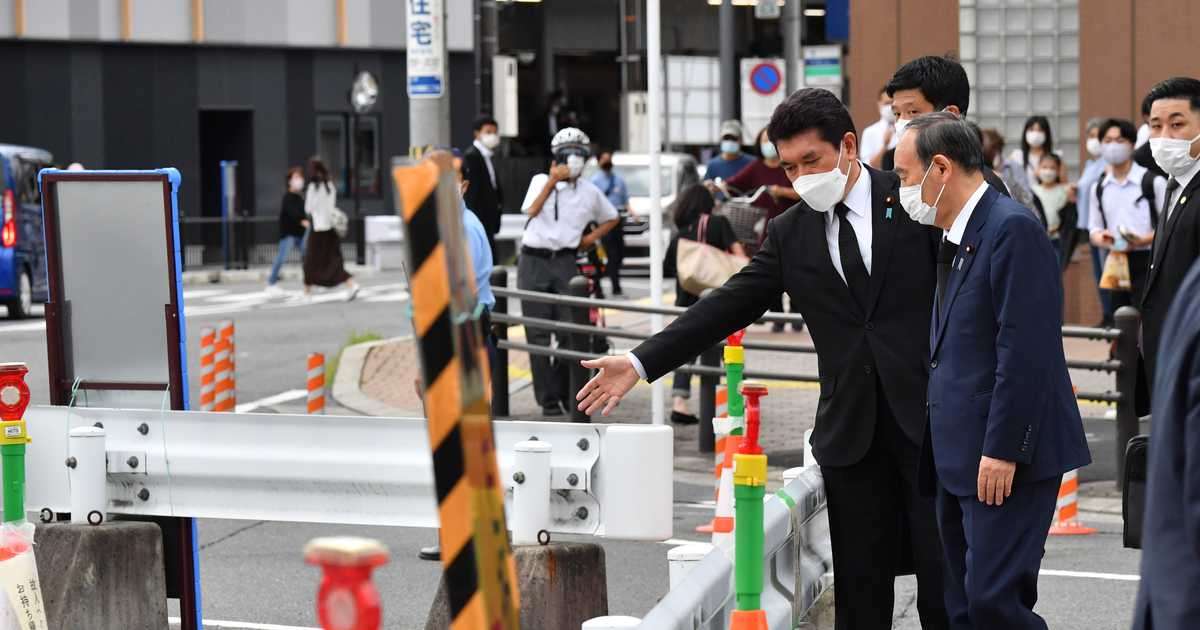 菅氏が安倍氏銃撃現場を視察　手を合わせ冥福祈る - 産経ニュース