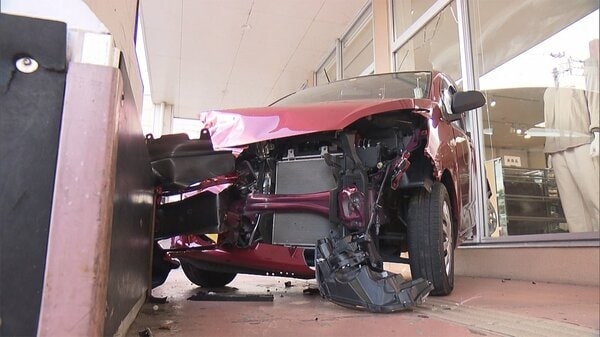 【速報】「無印良品」に車が突っ込む　80代が運転する車が原因か｜FNNプライムオンライン