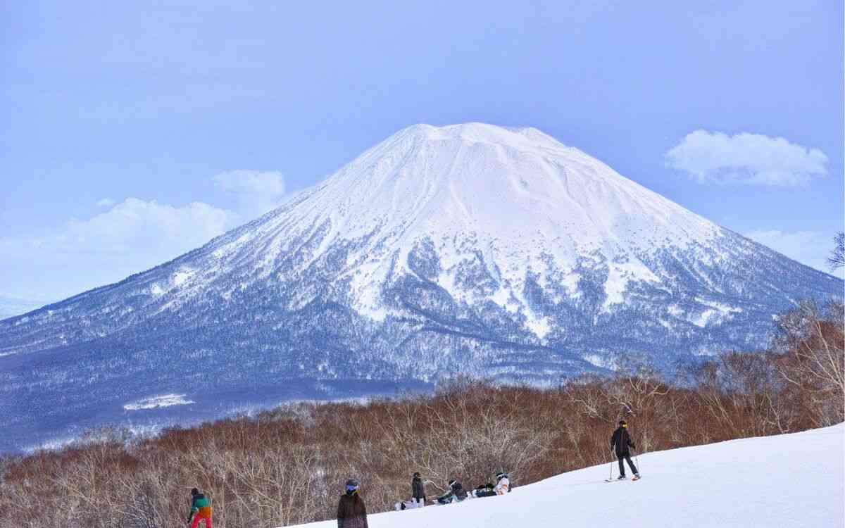 外国人客激減の北海道ニセコで高級ホテルが続々オープン…土地を買い占めた人物は？ | 文春オンライン
