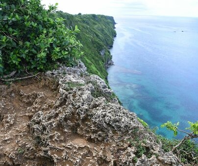 ネットで「秘境・絶景スポット」と紹介　危険な崖に観光客が続々　沖縄・伊良部島の「三角点」（沖縄タイムス） - Yahoo!ニュース