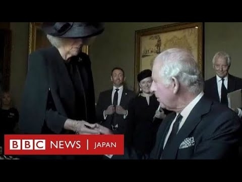 チャールズ英国王の記帳中、ペンからインクが漏れて…… - YouTube