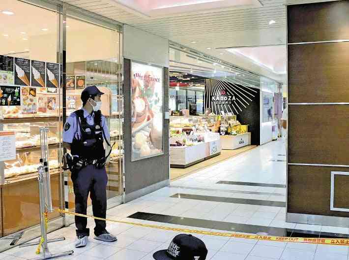駅の土産店で包丁突きつけ「金を出せ」…女性店員は逃げ、男は紙袋に包丁入れ立ち尽くす
