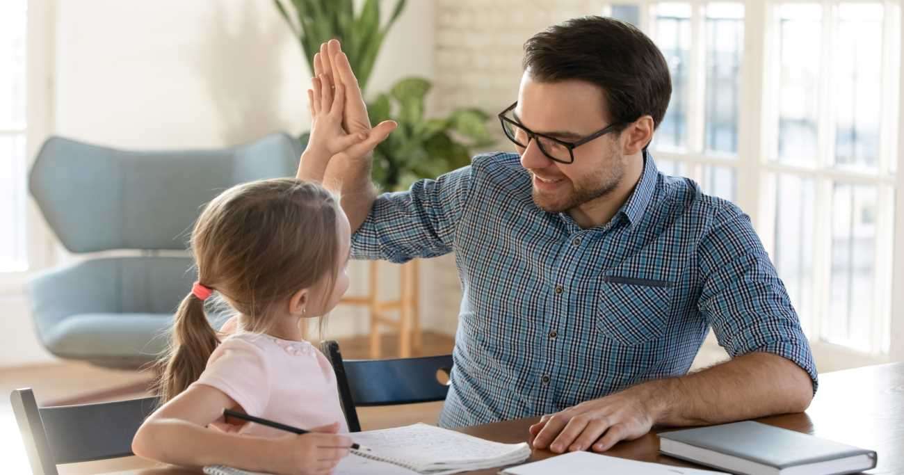 【アメリカと日本の子育て比較】なぜ、アメリカ式の「褒め方」だと「自立した子」に育つのか？ | 世界標準の子育て | ダイヤモンド・オンライン