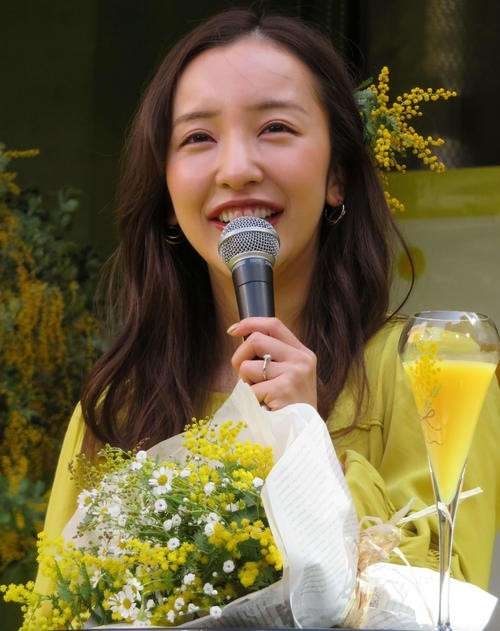 板野友美　絶景ホテルの高層階で「夏よ、さよなら」　胸元開いた妖艶なワンピ姿が「アンニュイ」と話題
