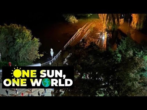 Zelenskiy's home town flooded after Russian strikes take out local dam - YouTube