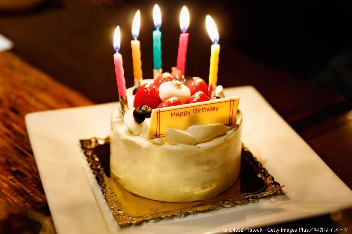 息子の誕生日サプライズで歌う婚約者　「レストランで恥ずかしい」と怒る女性に批判 – Sirabee