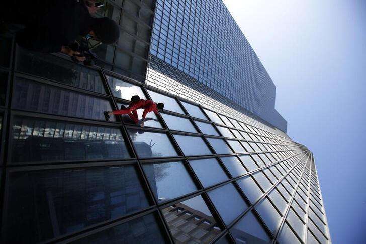 仏のスパイダーマン、パリ高層ビル登頂　「60歳は大したことない」 | ロイター