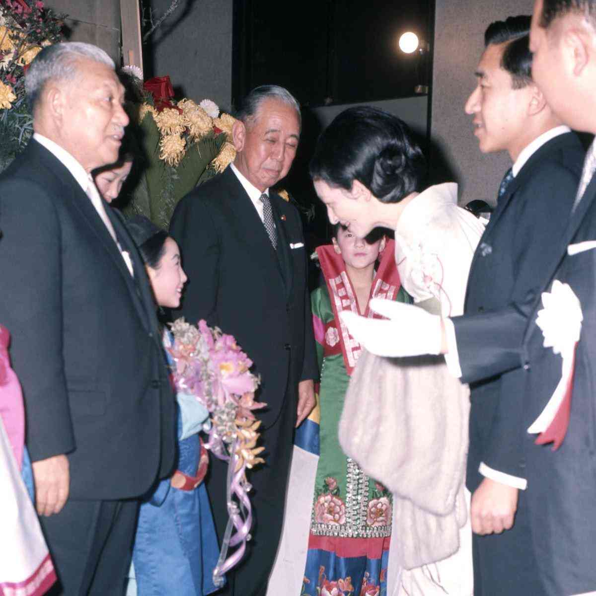 安倍氏の祖父・岸信介氏が“仲介役”に！統一教会が上皇ご夫妻に接近した51年前の現場写真（女性自身） - Yahoo!ニュース